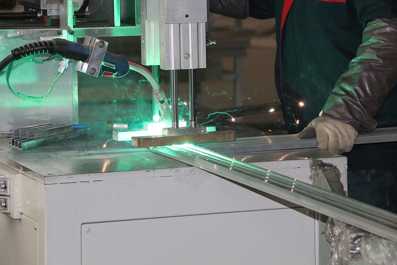 鋁包木門窗生產(chǎn)現(xiàn)場(chǎng)