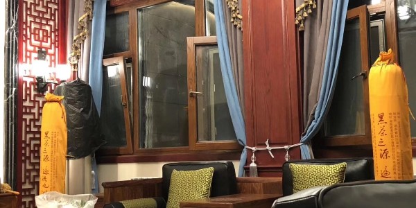 將秋日風(fēng)景搬進(jìn)家中，鋁包木門窗陪您度長(zhǎng)假