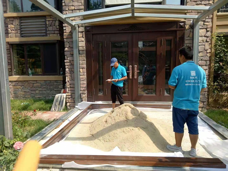 鋁包木門(mén)窗安裝現(xiàn)場(chǎng)