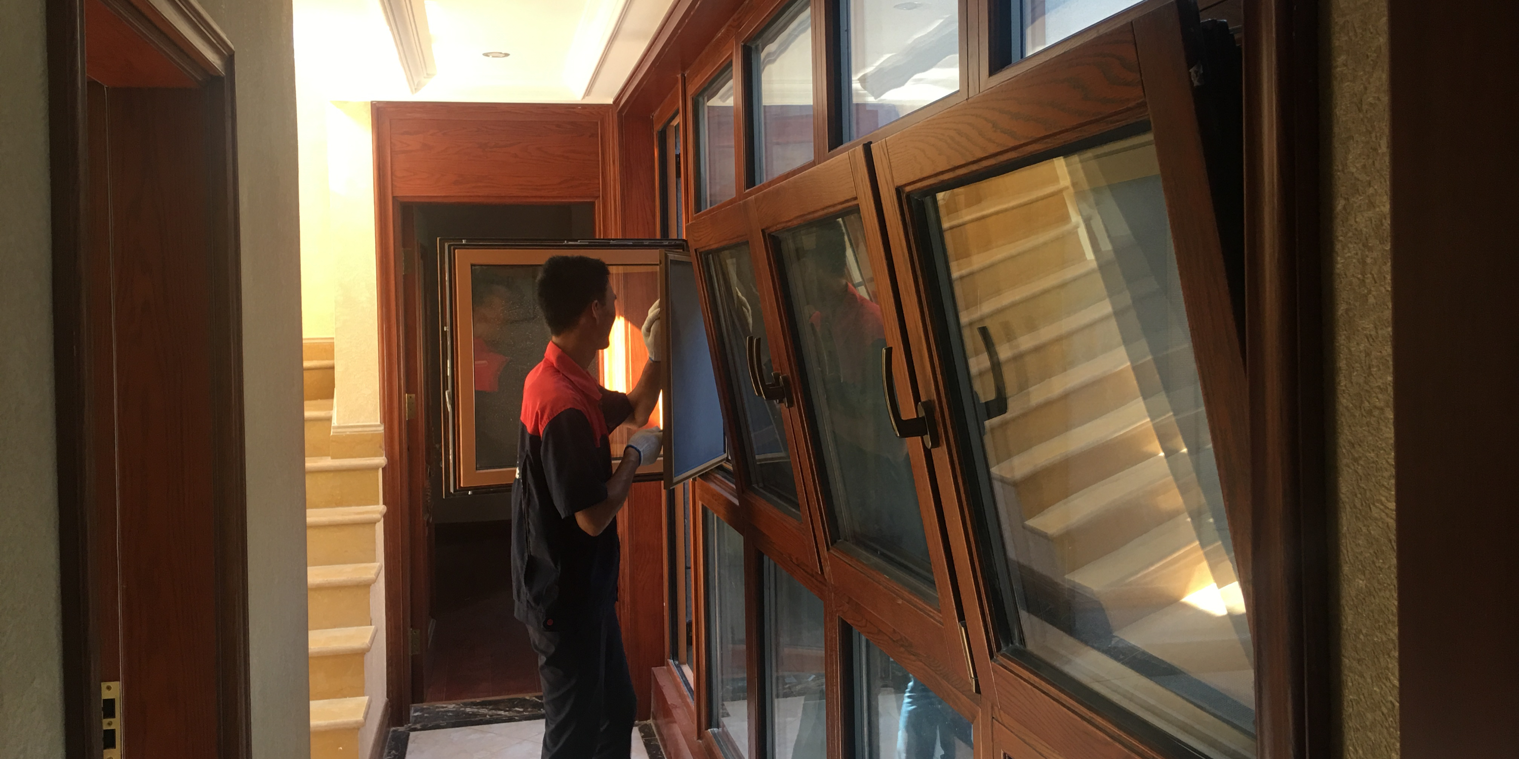 為什么鋁包木窗不選擇外開窗而選擇內開內倒？