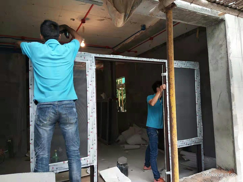 鋁包木門窗安裝現(xiàn)場(chǎng)