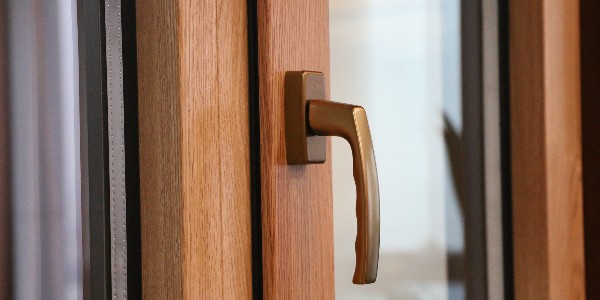 為什么98%的新房都使用隔音鋁包木門窗