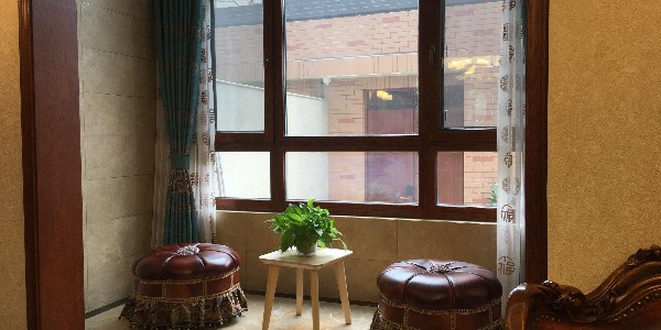 是選擇節能鋁包木門窗廠家還是代理商