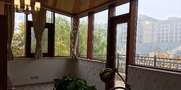 香港警察撐住！定制鋁包木門窗會(huì)像你們一樣堅(jiān)固